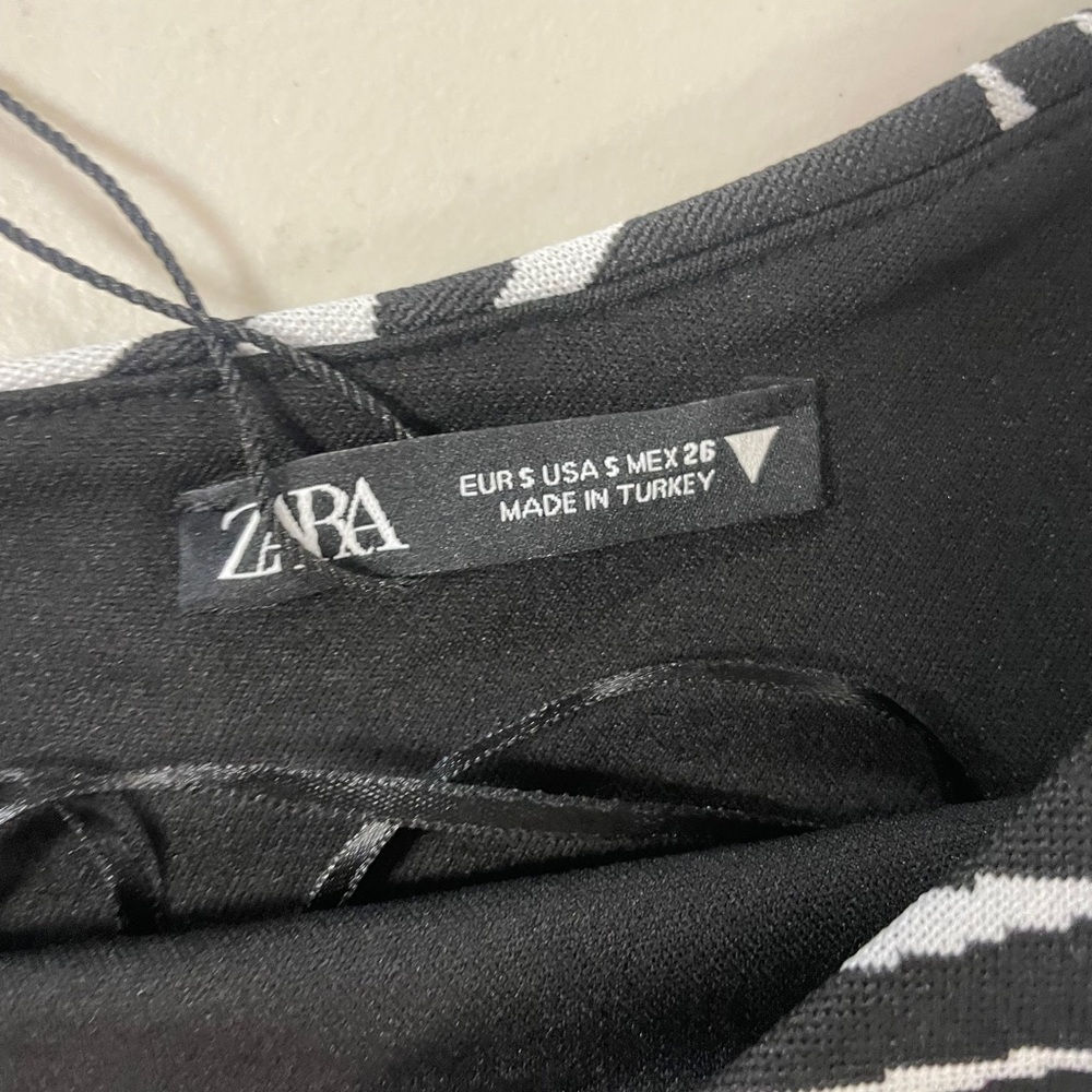Zara Black and White Leaf Pattern Crop Top - Picture 3 of 3